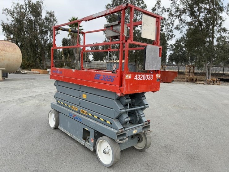 2005-skyjack-sj-3226-scissor-lift-image-2