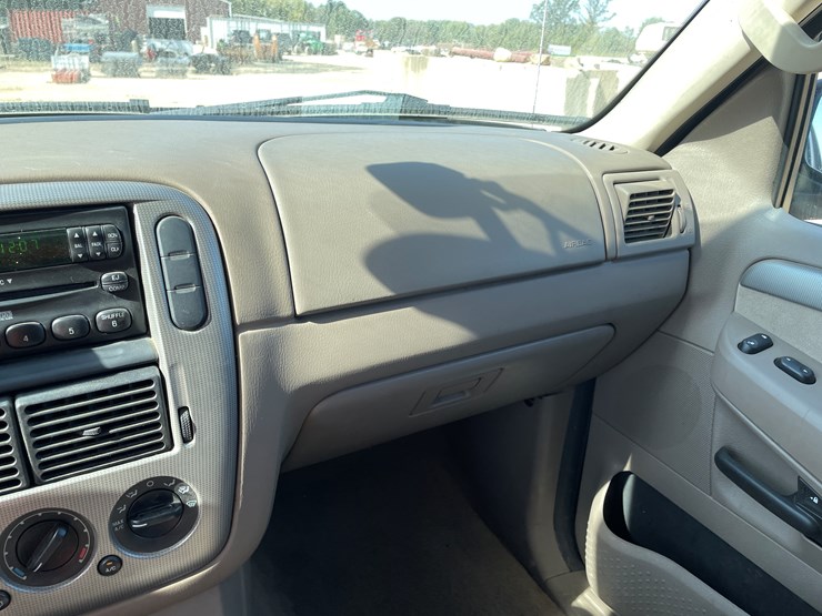 2004-ford-explorer-image-58