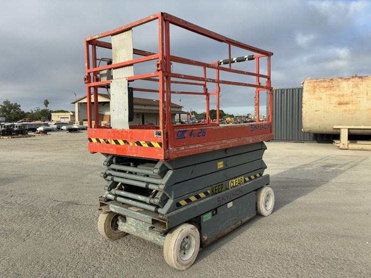 skyjack-sj-3226-scissor-lift-image-1
