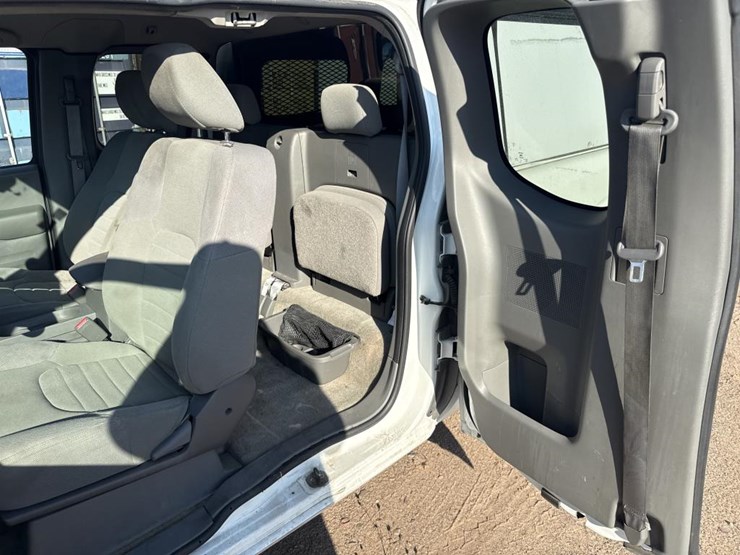 #2906-•-2017-nissan-pickup-truck-image-21