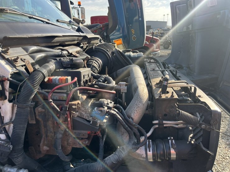 2005-gmc-5500-image-39