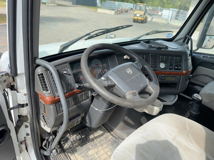 2012-volvo-vnl62t300-image-24