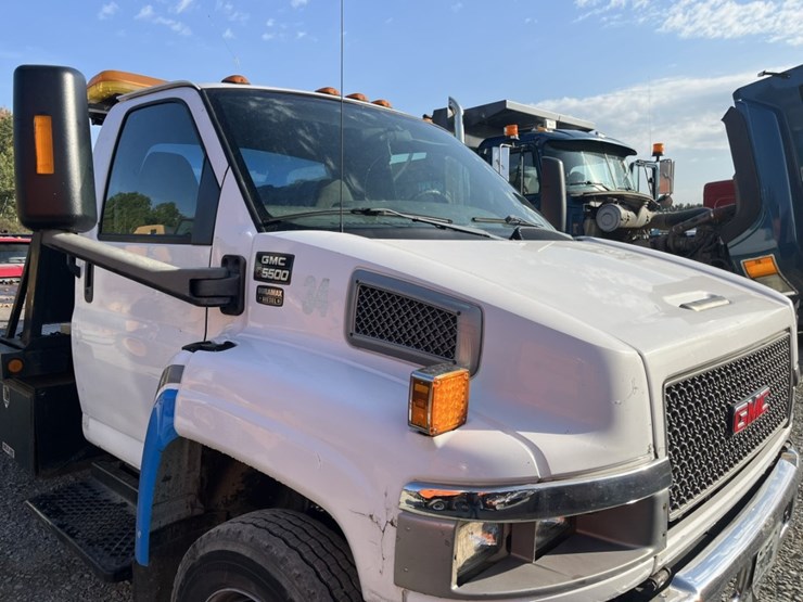 2005-gmc-5500-image-31