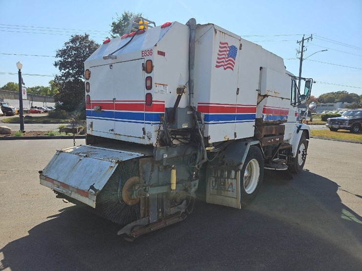 2003-freightliner-fl70-image-5