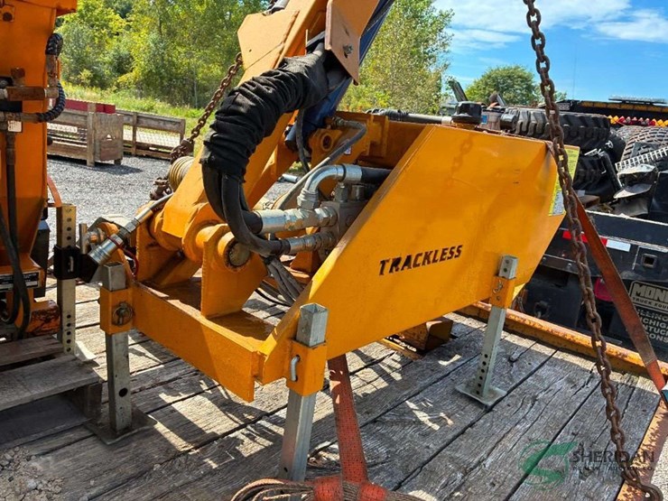 2014-trackless-model-mt6-with-numerous-like-new-attachments-image-8
