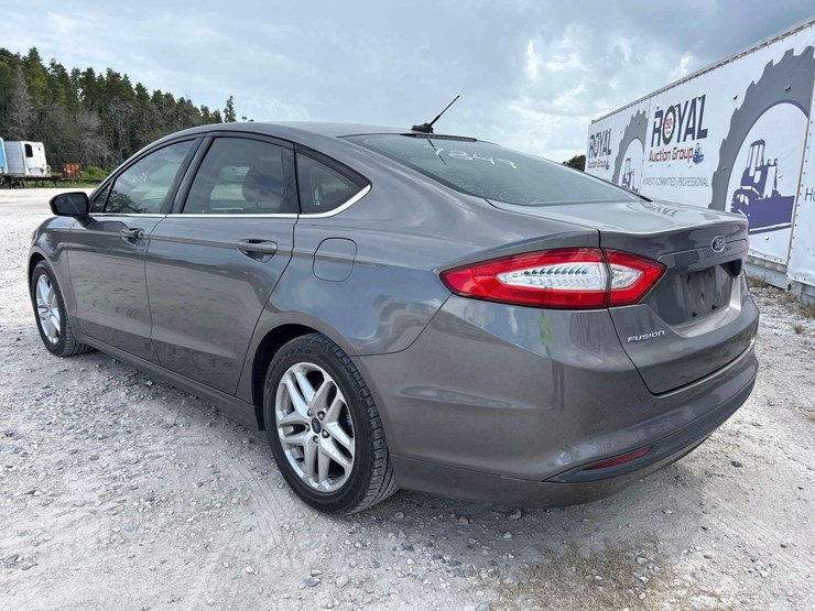 2013-ford-fusion-se-sedan-image-4
