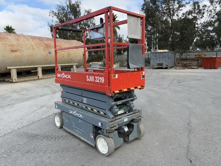 skyjack-sj-3219-scissor-lift-image-2