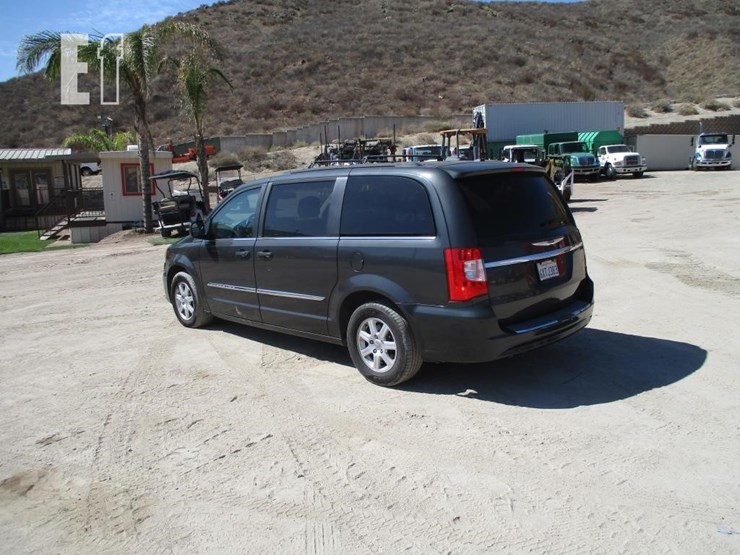 2012-chrysler-town-&-country-image-4