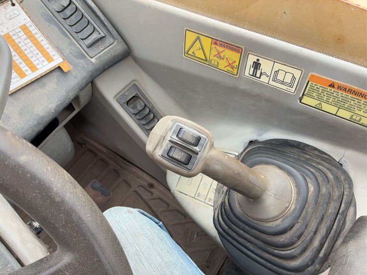 2004-caterpillar-th560b-image-31