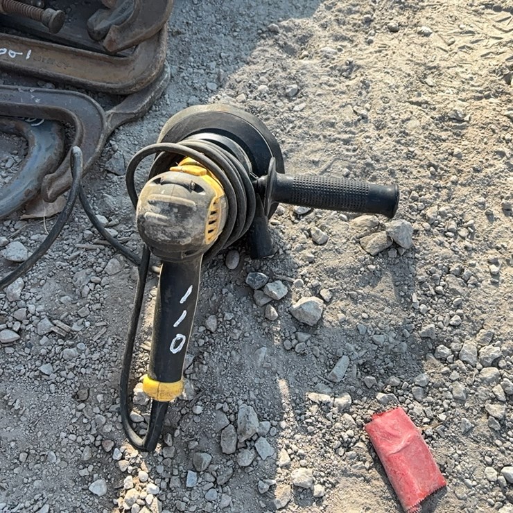 DEWALT DWE6401DS ELECTRIC DISC SANDER WITH NEW DUST STOPPER DUST COLLECTOR, NEW UNIVERSA DUST SHROUD SUPPORT EQUIPMENT