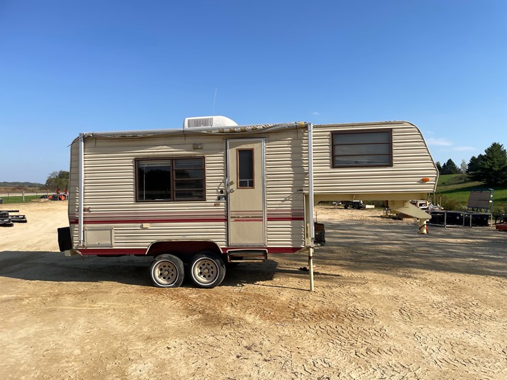 #1900-•-1989-companion-gooseneck-camper-(has-wi-title)-image-2