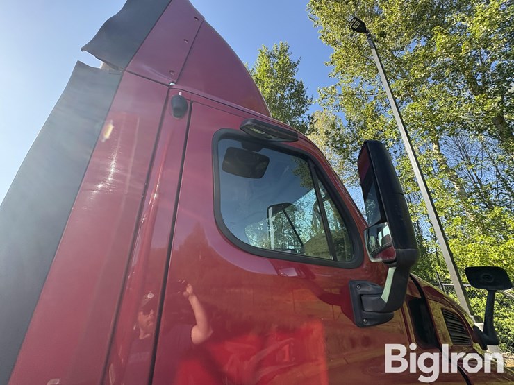 2016-freightliner-ca113dc-truck-tractor-image-16