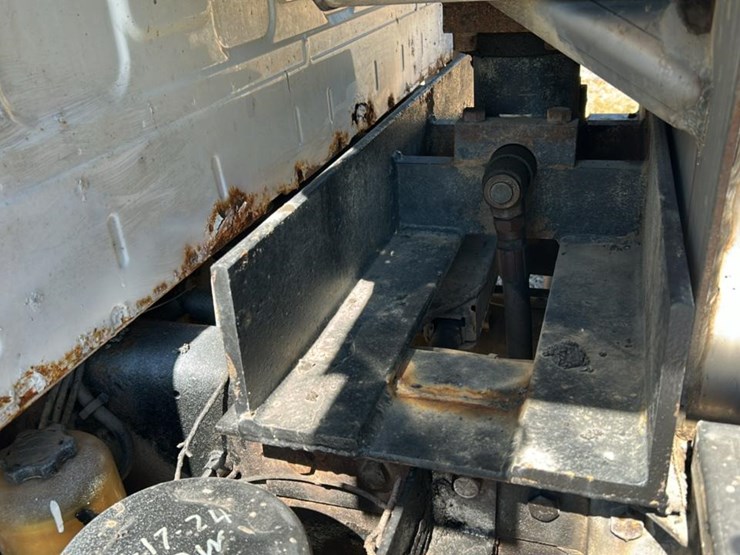 #1963-•-2010-dump-&-spreader-truck*-image-40