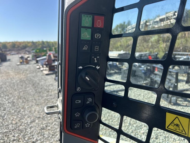 2021-bobcat-s64-image-44
