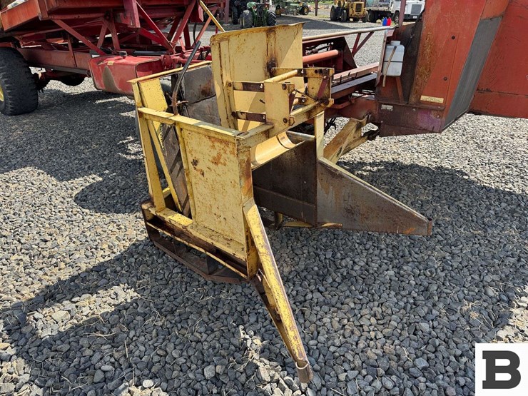 new-holland-1048-image-11
