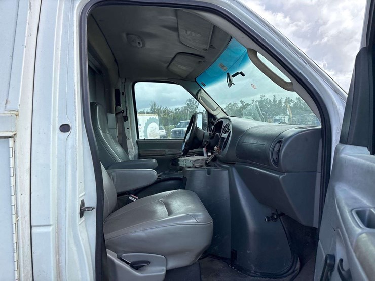 2005-ford-e250-image-28