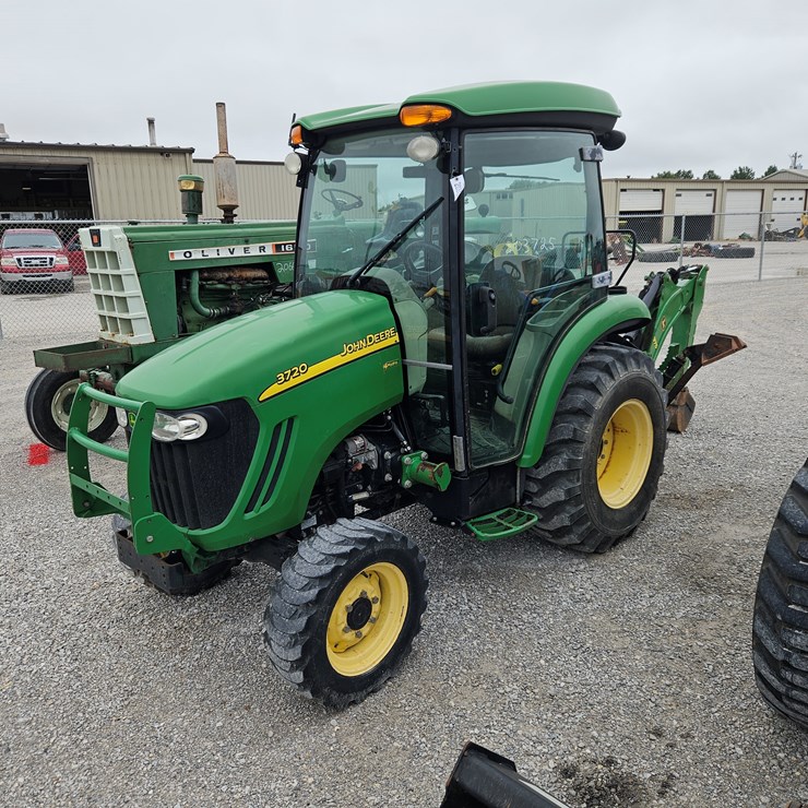 2011 JOHN DEERE 3720