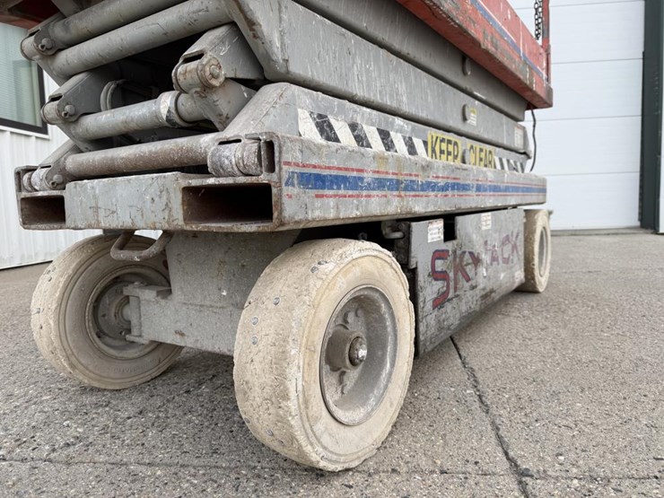 #2147-•-1996-skyjack-sj-3220-scissor-lift-image-15