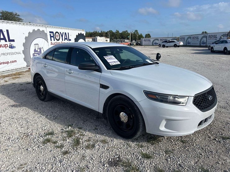 2015-ford-taurus-awd-sedan-image-2