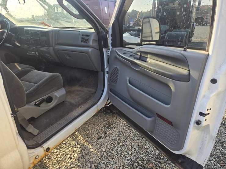 2003-ford-f550-image-35