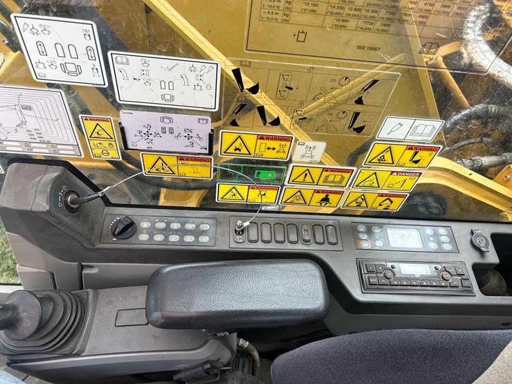 2016-caterpillar-325fl-image-27