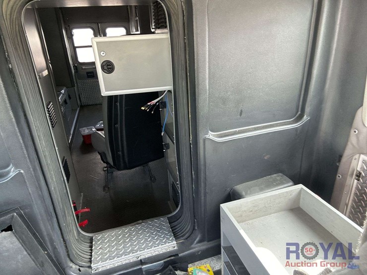 2003-freightliner-fl60-image-18