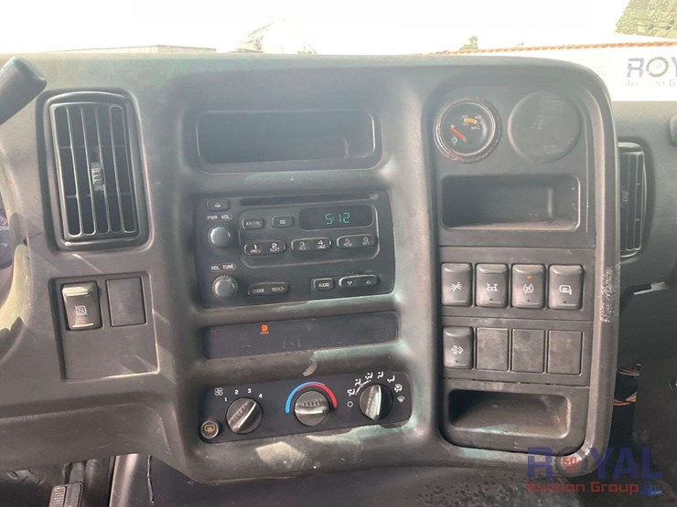 2009-gmc-c5500-landscape-dump-truck-image-16