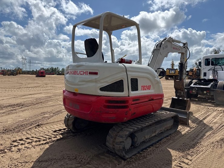 takeuchi-tb240-image-6