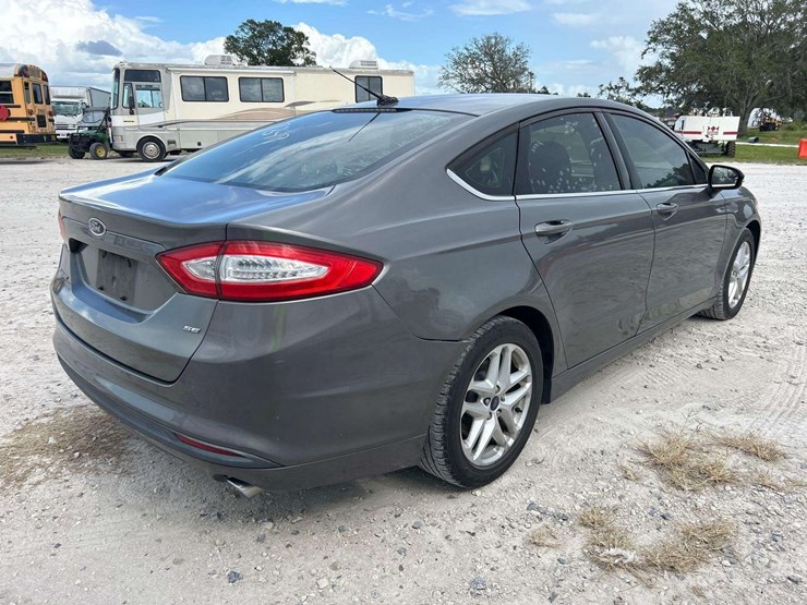 2013-ford-fusion-se-sedan-image-3
