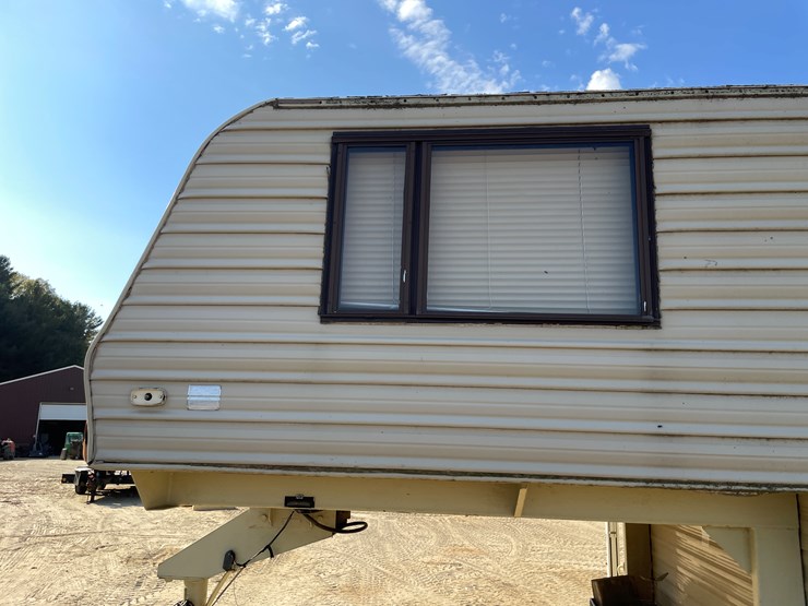 #1900-•-1989-companion-gooseneck-camper-(has-wi-title)-image-31