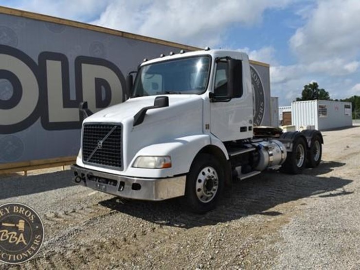 2015-volvo-vnm64t200-image-49