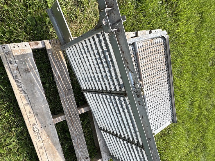 john-deere-9500-combine-top-chaffer/sieve-image-16