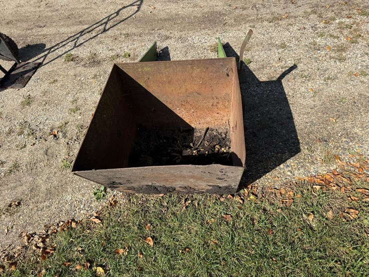 rock-box-came-off-john-deere-model-4020,-24”-x-25”-x-20”-deep-image-4