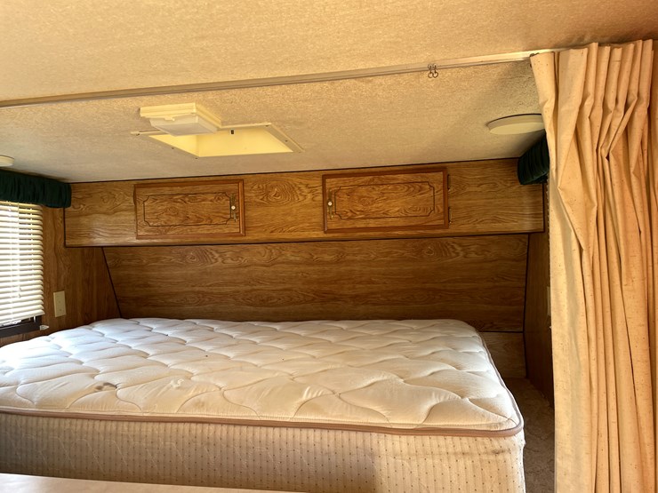 #1900-•-1989-companion-gooseneck-camper-(has-wi-title)-image-43