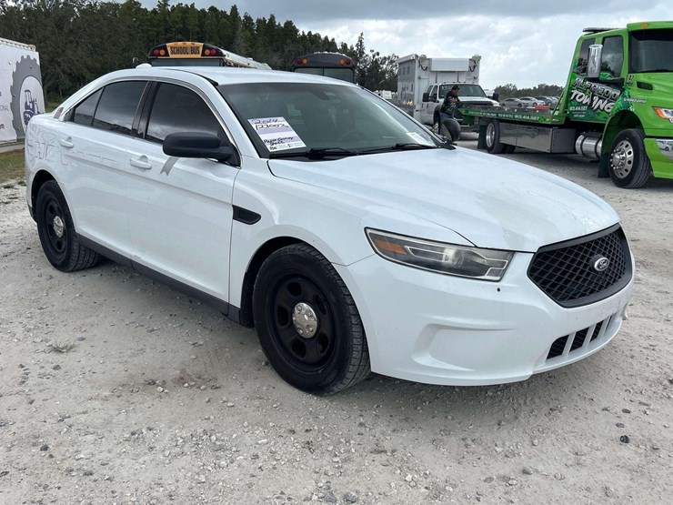 2014-ford-taurus-awd-sedan-image-2