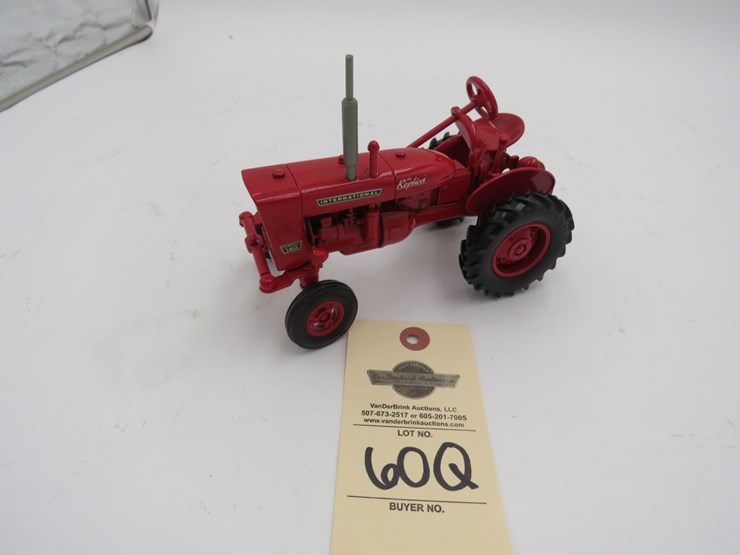 1988-50th-anniversary-farmall-140-toy-tractor-image-2