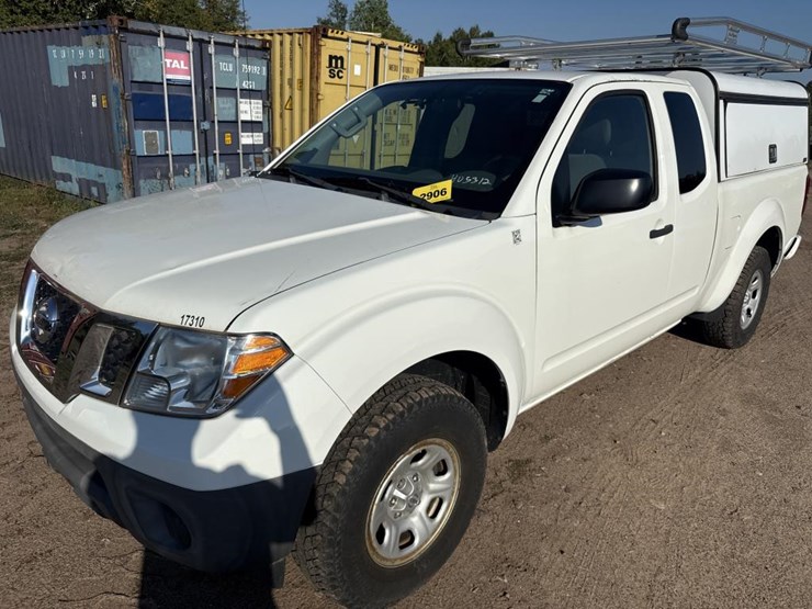 #2906-•-2017-nissan-pickup-truck-image-9