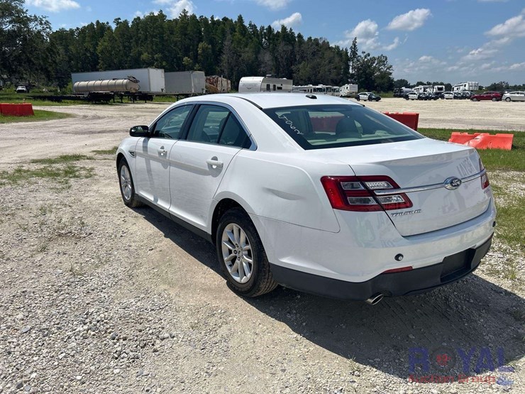 2015-ford-taurus-se-sedan-image-4