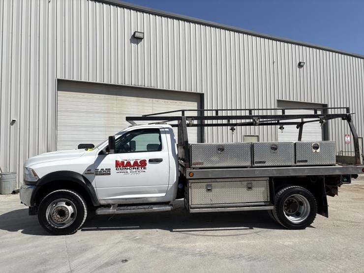 2016-dodge-ram-5500-image-2