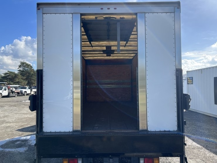 2013-isuzu-nrr-image-28