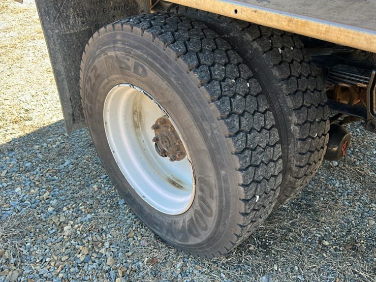 #1963-•-2010-dump-&-spreader-truck*-image-11