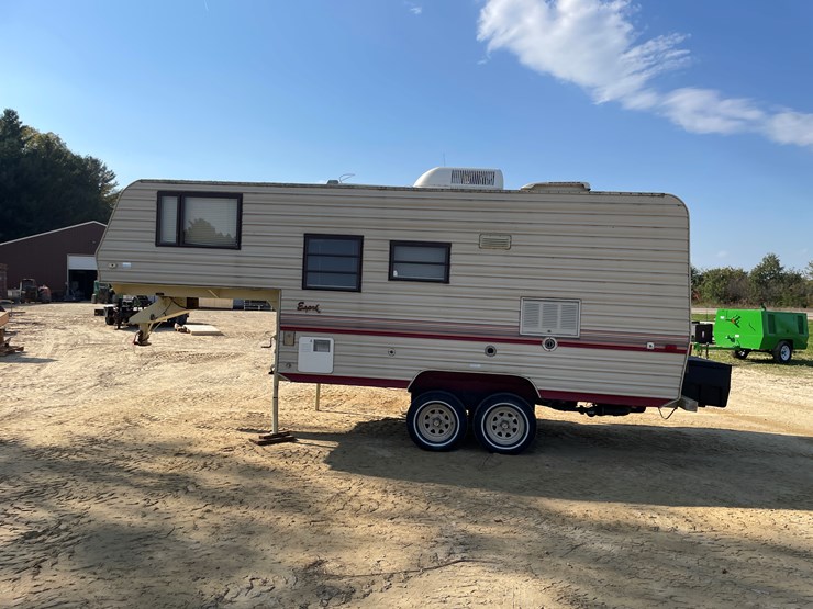 #1900-•-1989-companion-gooseneck-camper-(has-wi-title)-image-6