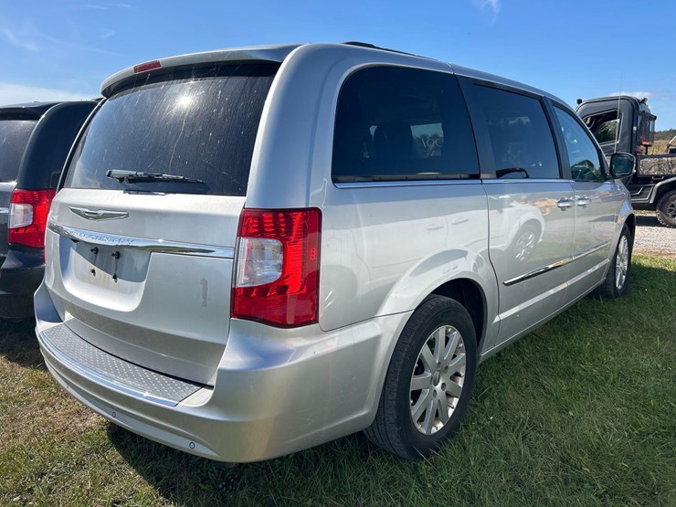 2012-chrysler-town-and-country-image-4