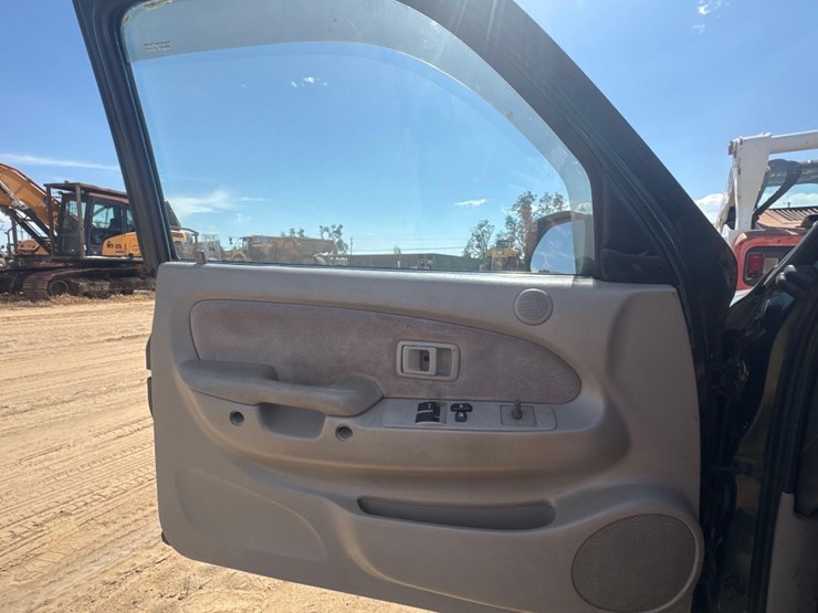 2001-toyota-tacoma-srs-truck-image-21