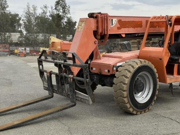 2013-jlg-8042-image-1