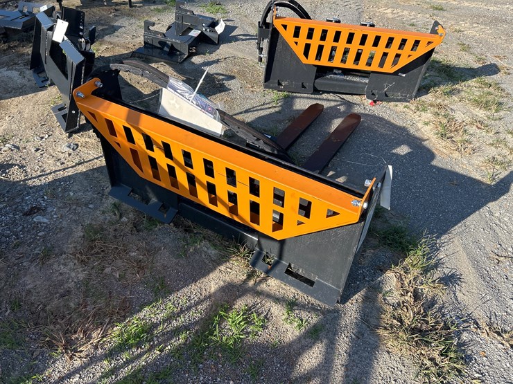 #40-•-48”-hydraulic-adjustable-skid-steer-pallet-forks-image-2