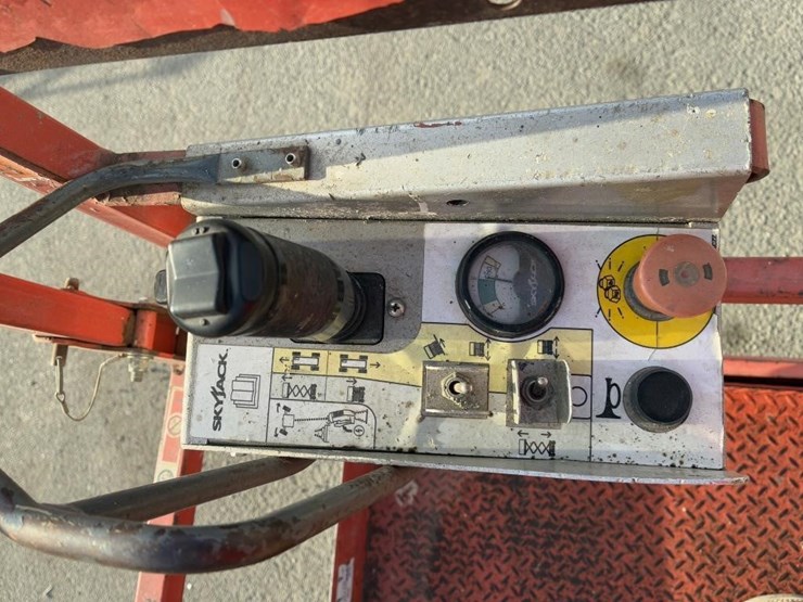 2016-skyjack-sj-4740-scissor-lift-image-10
