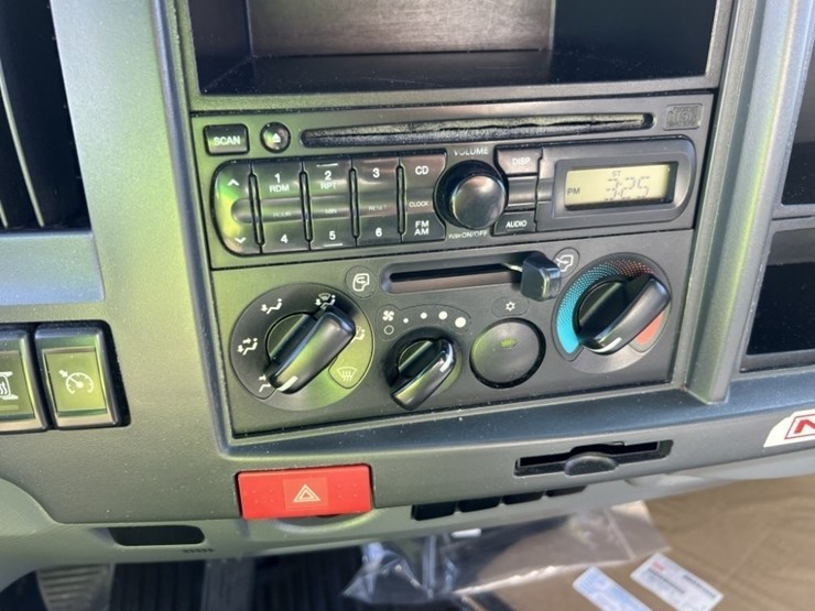 2013-isuzu-nrr-image-37