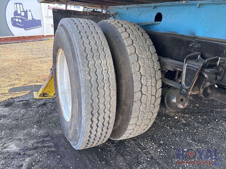 2000-freightliner-fl70-image-34