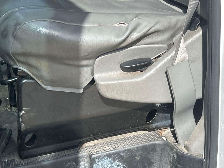 2013-ford-e-350-cargo-van-image-17